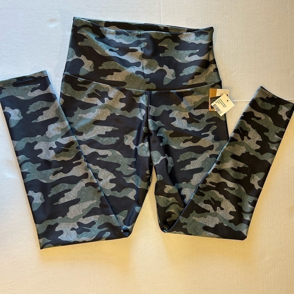 Onzie NWT high-rise moist wicking camo print yoga long capri legging Sz-M/L‎ F20